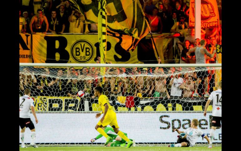 Pierre Aubameyang (c-i) de Dortmund celebra tras anotar su primer gol ante el arquero de Odd Sondre. EFE / V. Grott