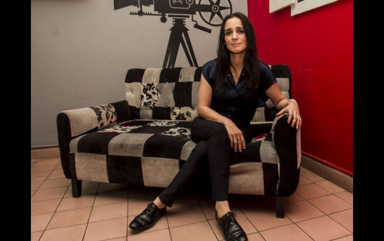 Julieta Venegas omenta que la mayoría de sus nuevas canciones están basadas en texto de autores que ella disfruta leer. EL INFORMADOR / R. Tamayo