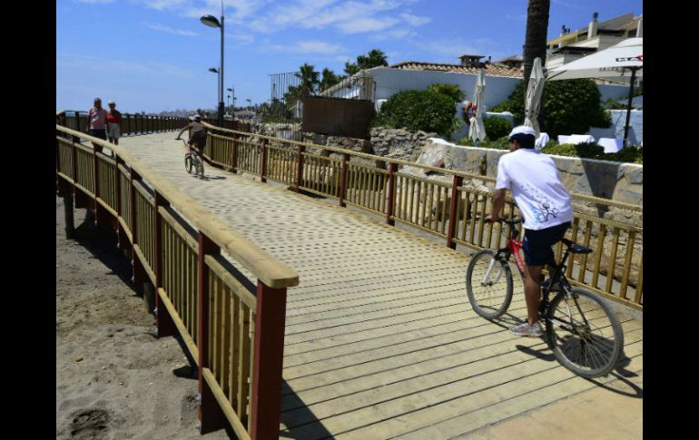 El trazado pasa por una pasarela de madera y un camino de tierra. AFP / J. Jordán