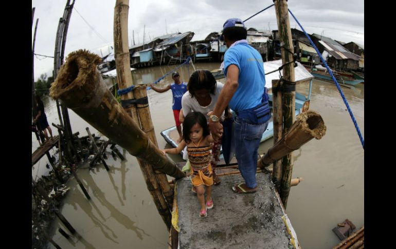 Miles de personas huyen a tierras más altas ante el paso del poderoso tifón ''Goni'' que ha traído lluvias torrenciales. EFE / F. Malasig