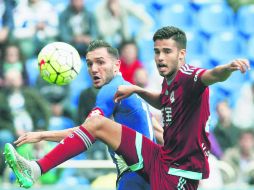 Partido completo. El central mexicano del equipo donostiarra, Diego Reyes (der.), debutó ayer en la Liga española.  /