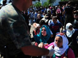 La Crus Roja y ACNUR proveen a los inmigrantes de alimentos, agua y medicinas, pero no su transporte dentro del país. AFP /  R. Atanasovski