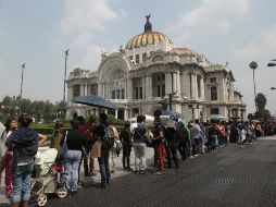 Largas filas esperaban para poder entrar a ver la muestra. EFE / A. Cruz