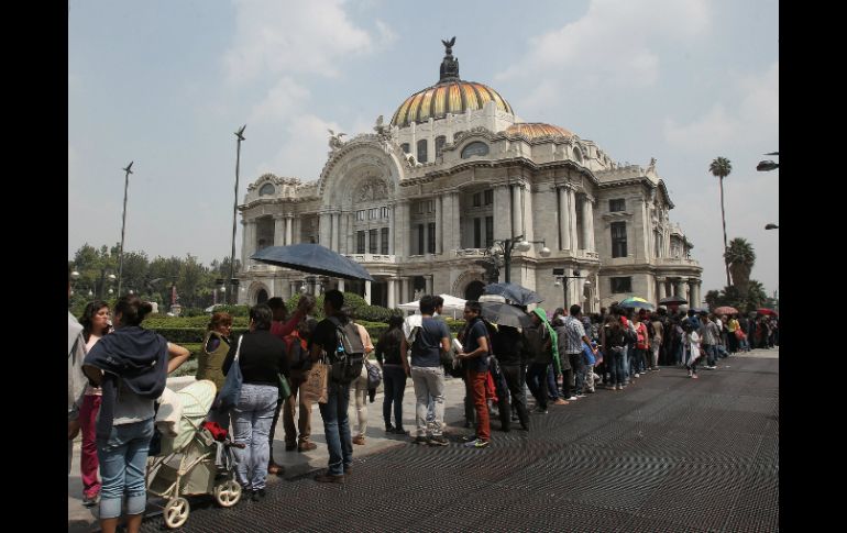 Largas filas esperaban para poder entrar a ver la muestra. EFE / A. Cruz