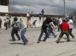 Cuando agentes rescataron a jóvenes ensangrentados, también fueron agredidos. EFE / ARCHIVO