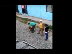 El joven que grabó el video fue amenazado por el sujeto del sombrero, uno de los que golpearon a 'Foxi'. FACEBOOK / José Salvador Rodríguez Ramírez