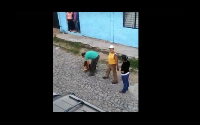 El joven que grabó el video fue amenazado por el sujeto del sombrero, uno de los que golpearon a 'Foxi'. FACEBOOK / José Salvador Rodríguez Ramírez