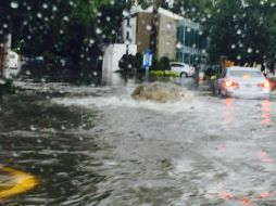 Varias avenidas de la ciudad se encuentran inundadas generando gran caos vial. TWITTER / @sylviarico