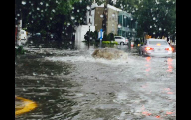 Varias avenidas de la ciudad se encuentran inundadas generando gran caos vial. TWITTER / @sylviarico