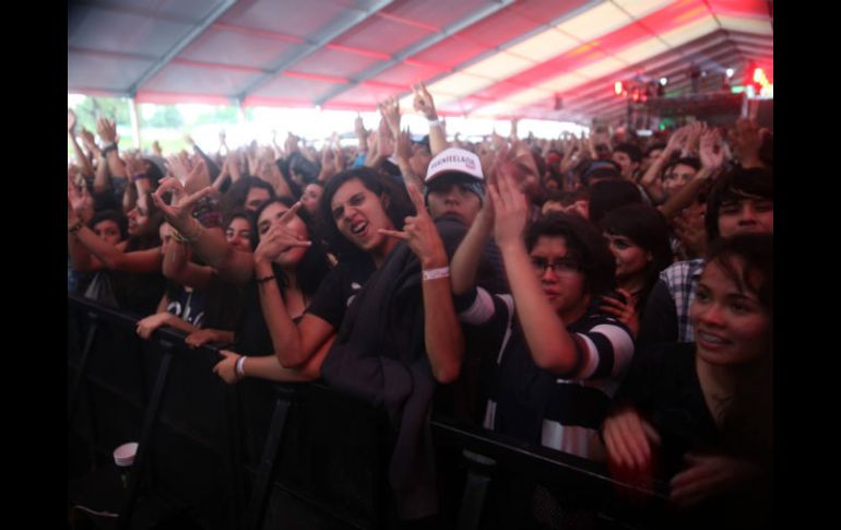 Los asistentes bailaron y corearon cada una de las interpretaciones. EL INFORMADOR / M. Vargas