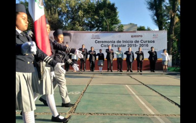 En la escuela primaria ''Patria Libre'', Gabino Cué anunció que en las próximas semanas se mejorarán los contenidos académicos. TWITTER / @GabinoCue