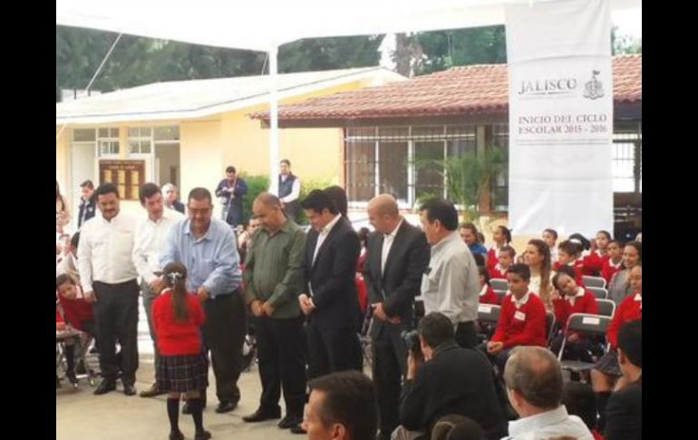 Aristóteles informa que se prepara un programa de remozamiento de escuelas, con el apoyo de los papás, maestros y gobierno. TWITTER / @pacoayon