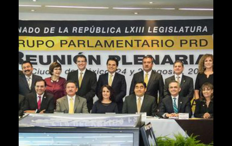 Navarrete participó en la reunión plenaria de los senadores del PRD. TWITTER / @Navarretecarlos