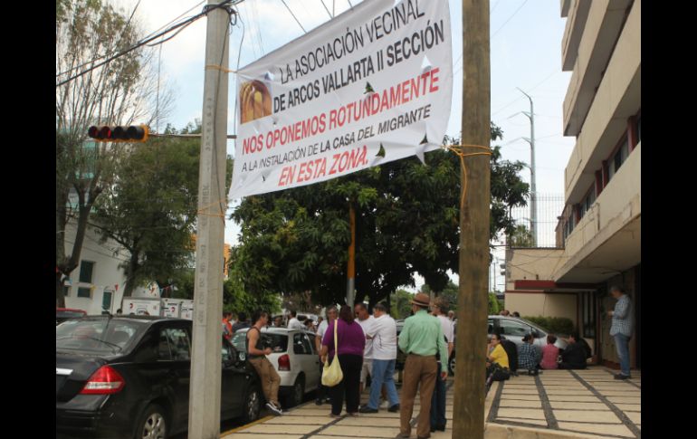 Un grupo entre 50 y 70 vecinos de la colonia Arcos se manifestaron en contra de la reubicación del albergue. EL INFORMADOR / A. Hinojosa