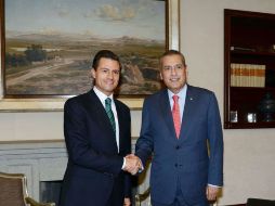 El presidente Enrique Peña Nieto durante la reunión con el dirigente nacional del PRI, Manlio Fabio Beltrones. ESPECIAL /