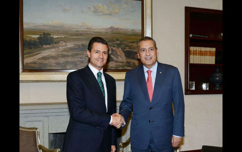 El presidente Enrique Peña Nieto durante la reunión con el dirigente nacional del PRI, Manlio Fabio Beltrones. ESPECIAL /