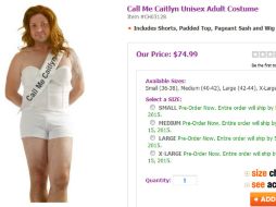 El producto cuenta con un bustier, un short blanco y una banda que dice 'Call me Caitly'. ESPECIAL / anytimecostumes.com