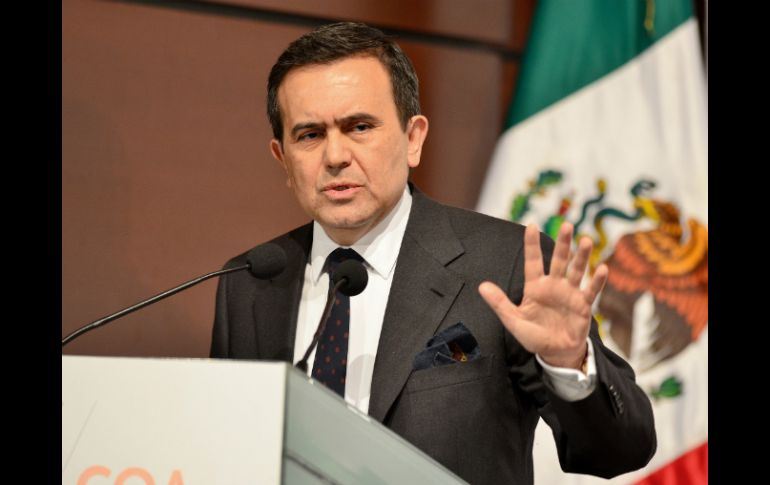 Guajardo dice que EU tendrá que generar un efecto a la baja ante el alza del dólar para evitar afectaciones en sus exportaciones. NTX / ARCHIVO