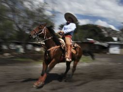 'Cala de caballo', una de las suertes que se practicarán en el marco del festejo del equipo Charros de Jalisco en su 95 aniversario. AP / ARCHIVO