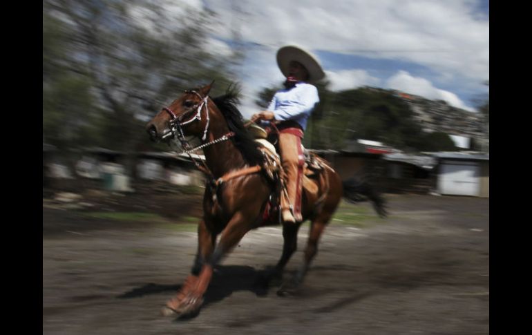 'Cala de caballo', una de las suertes que se practicarán en el marco del festejo del equipo Charros de Jalisco en su 95 aniversario. AP / ARCHIVO