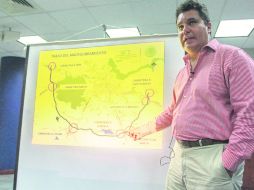 Bernardo Gutiérrez Navarro, director del Centro Jalisco de la SCT, explica el trazo del Macrolibramiento. EL INFORMADOR / F. Atilano