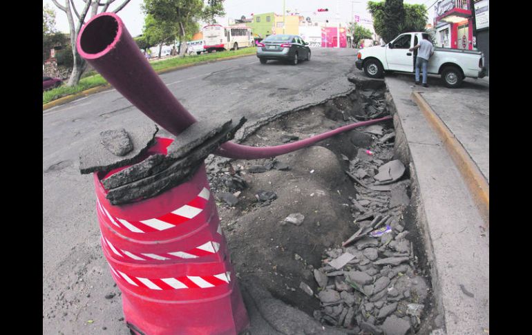 HUNDIMIENTO. La zanja de unos cuatro metros que impide parcialmente el acceso a una cochera. EL INFORMADOR / P. Franco