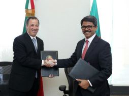 El titular de la SRE, José Antonio Meade y el miembro del Parlamento de Bangladesh, Shahriar Alam. TWITTER / @SRE_mx