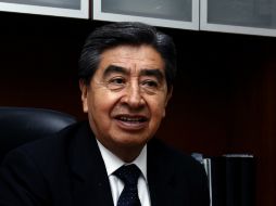 Luis Rivera Montes de Oca examina la orientación que brinda la SFP, encargada de vigilar el proceso emitido por la STPS. NTX / ARCHIVO