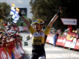 l holandés Bert Jan Lindeman (Lotto Junbo) celebra en línea de meta su victoria en la séptima etapa de la Vuelta a España. EFE / J. Lizon