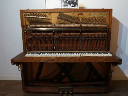 El viejo piano vertical de madera fue tocado por última vez por Lennon el mismo día de su trágica muerte, el 8 de diciembre de 1980. NTX / M. Gutiérrez