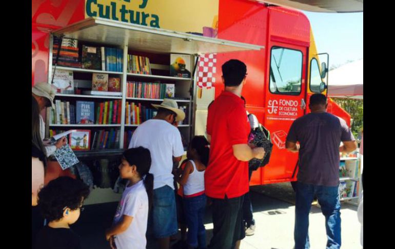 El FCE continuará con la venta de libros a través de los grandes canales globales de compra electrónica y entrega a domicilio. TWITTER / @JoseCarreno