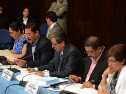 En conferencia de prensa, la Comisión investigadora lee su decisión de pedir la revocación de inmunidad al Congreso. AFP / O. Sierra