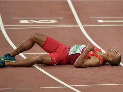 Ashton Eaton se desplomó tras la carrera en los mil 500 metros. AFP / P. Ugarte