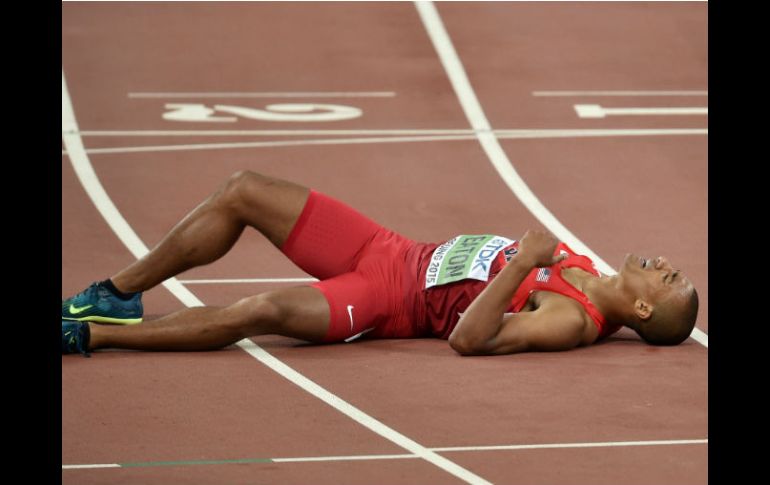 Ashton Eaton se desplomó tras la carrera en los mil 500 metros. AFP / P. Ugarte