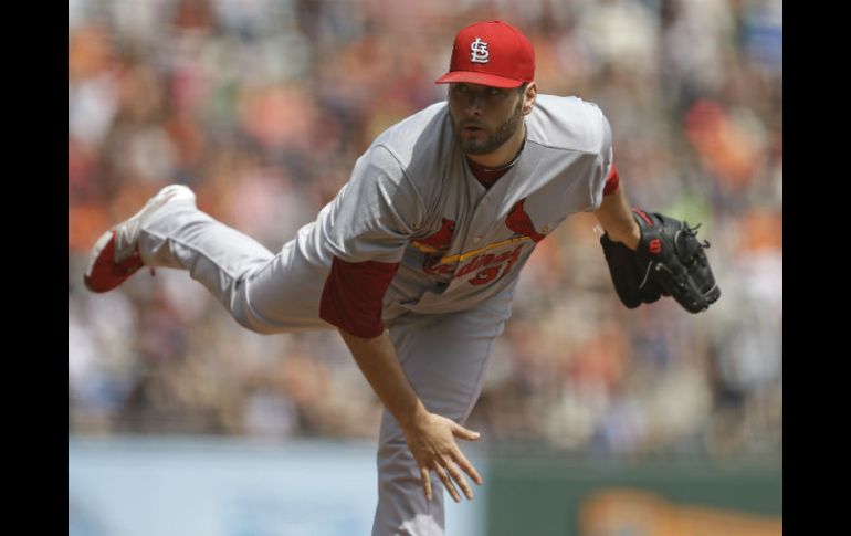 Lance Lynn trabajó ocho episodios, toleró seis hits, ponchó a dos rivales y expidió un par de pasaportes. AP / Lance Lynn trabajó ocho episodios, toleró sei