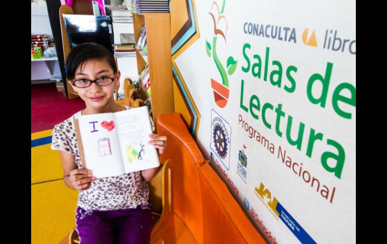 A sus 11 años de edad, Yazmín Guadalupe Pineda ya es asidua lectora; el verano pasado hizo un libro que dedicó a su familia. EL INFORMADOR / P. Franco