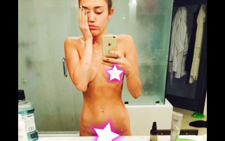 Miley Cyrus aparece completamente desnuda frente a un espejo. INSTAGRAM / mileycyrus