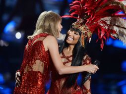 Taylor Swift lució un brillante vestido rojo similar al de Nicki Minaj. AFP / K. Djansezian