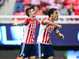 Rompen la tensión. Isaac Brizuela y Omar Bravo celebran el tercer gol del encuentro frente a Jaguares en el Estadio Omnilife. MEXSPORT / A. Macías