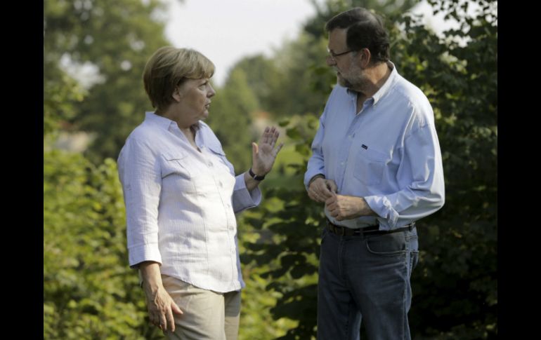 Merkel y Rajoy dieron un paseo en torno al lago Huwenow durante alrededor de una hora. EFE /