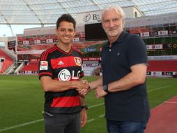 Ahora es rojinegro. Ayer, Rudi Voeller recibió a Javier Hernández en el Bayer Leverkusen. ESPECIAL / bayer04.de