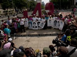 Desde el Monumento a la Revolución, padres de los 43 normalistas desaparecidos presentan el ''contra informe''. AP / ARCHIVO