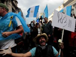 En las afueras del Congreso, cientos de personas celebraron la decisión y se escucharon fuegos pirotécnicos. EFE / E. Biba