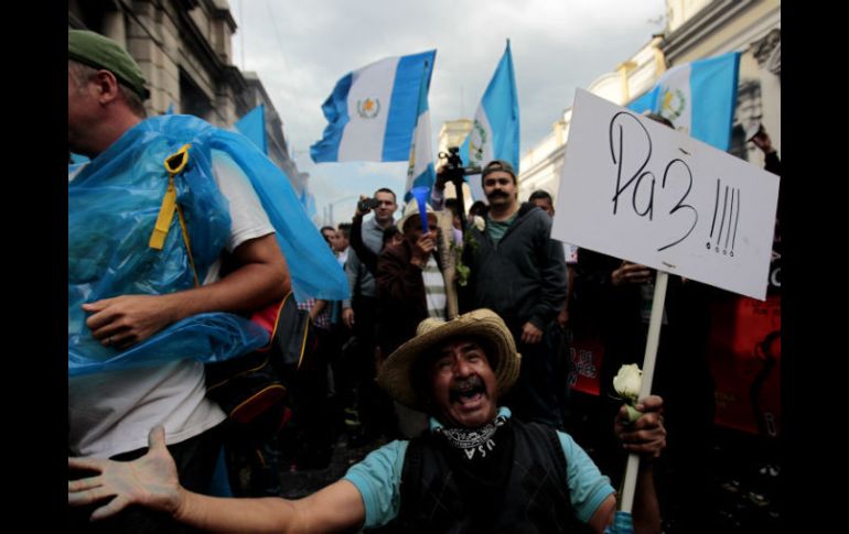 En las afueras del Congreso, cientos de personas celebraron la decisión y se escucharon fuegos pirotécnicos. EFE / E. Biba