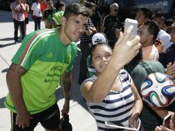 Francisco Javier 'Maza' Rodríguez posa para una fotografía con una aficionada, tras la práctica realizada ayer. EFE / G. Frey