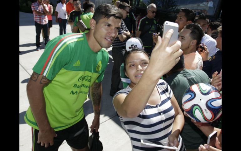 Francisco Javier 'Maza' Rodríguez posa para una fotografía con una aficionada, tras la práctica realizada ayer. EFE / G. Frey