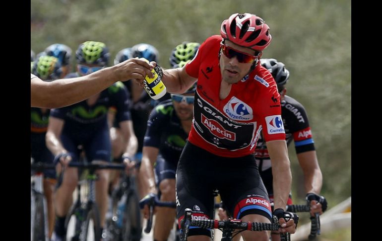 El holandés Tom Dumoulin, del equipo Giant, lidera la competencia. EFE / J. Lizón