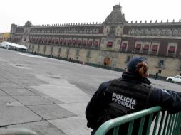 Elementos de seguridad custodian las inmediaciones del Palacio Nacional ante el mensaje que emite el Presidente Peña Nieto. NTX / J. Lira