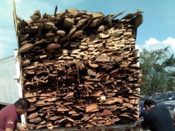 El conductor del tráiler no acreditó la procedencia de cinco toneladas de madera; ya se encuentra en el Reclusorio Preventivo. ESPECIAL /