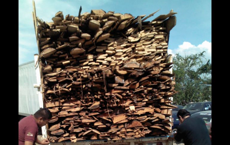 El conductor del tráiler no acreditó la procedencia de cinco toneladas de madera; ya se encuentra en el Reclusorio Preventivo. ESPECIAL /